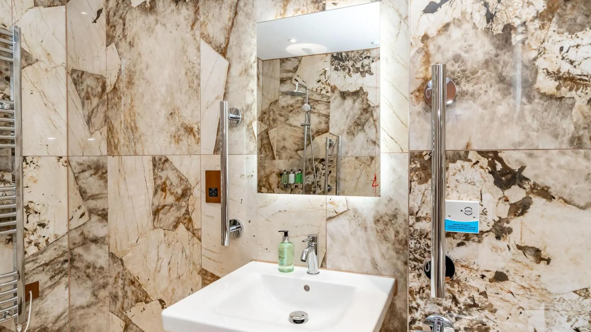 אדינבורו Dragon Suites Luxury Apartments At 9 Albyn Place 0*,  בריטניה