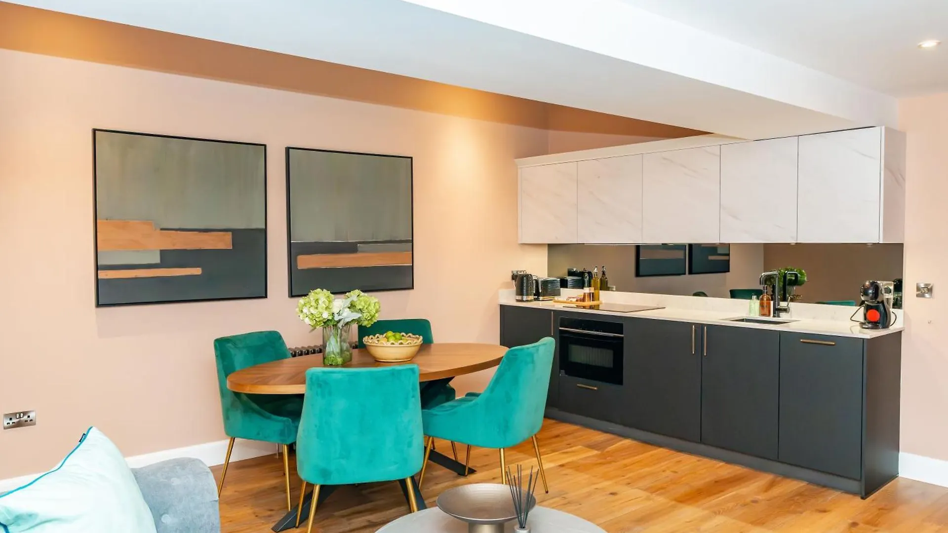 אדינבורו Dragon Suites Luxury Apartments At 9 Albyn Place בריטניה