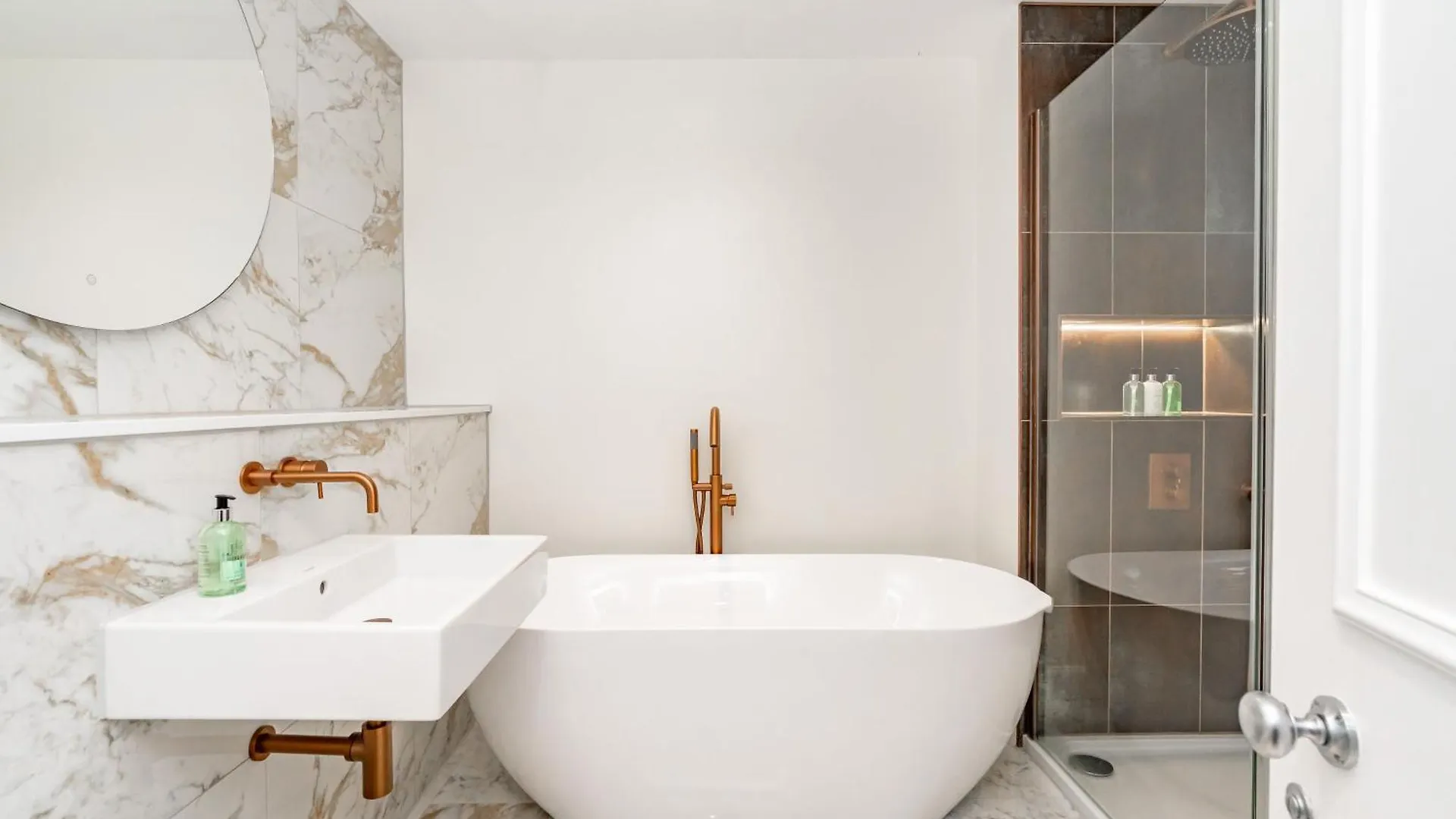 אדינבורו Dragon Suites Luxury Apartments At 9 Albyn Place 0*,