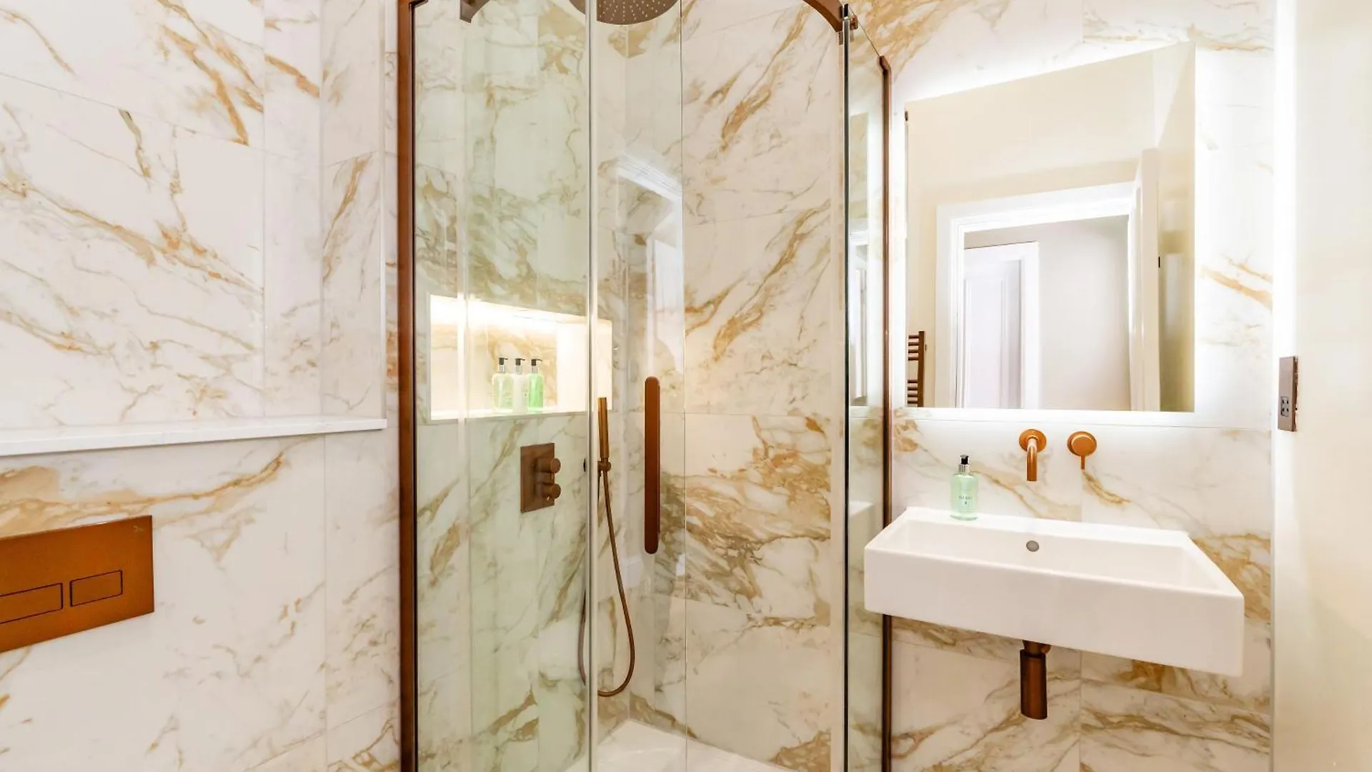 אדינבורו Dragon Suites Luxury Apartments At 9 Albyn Place בריטניה