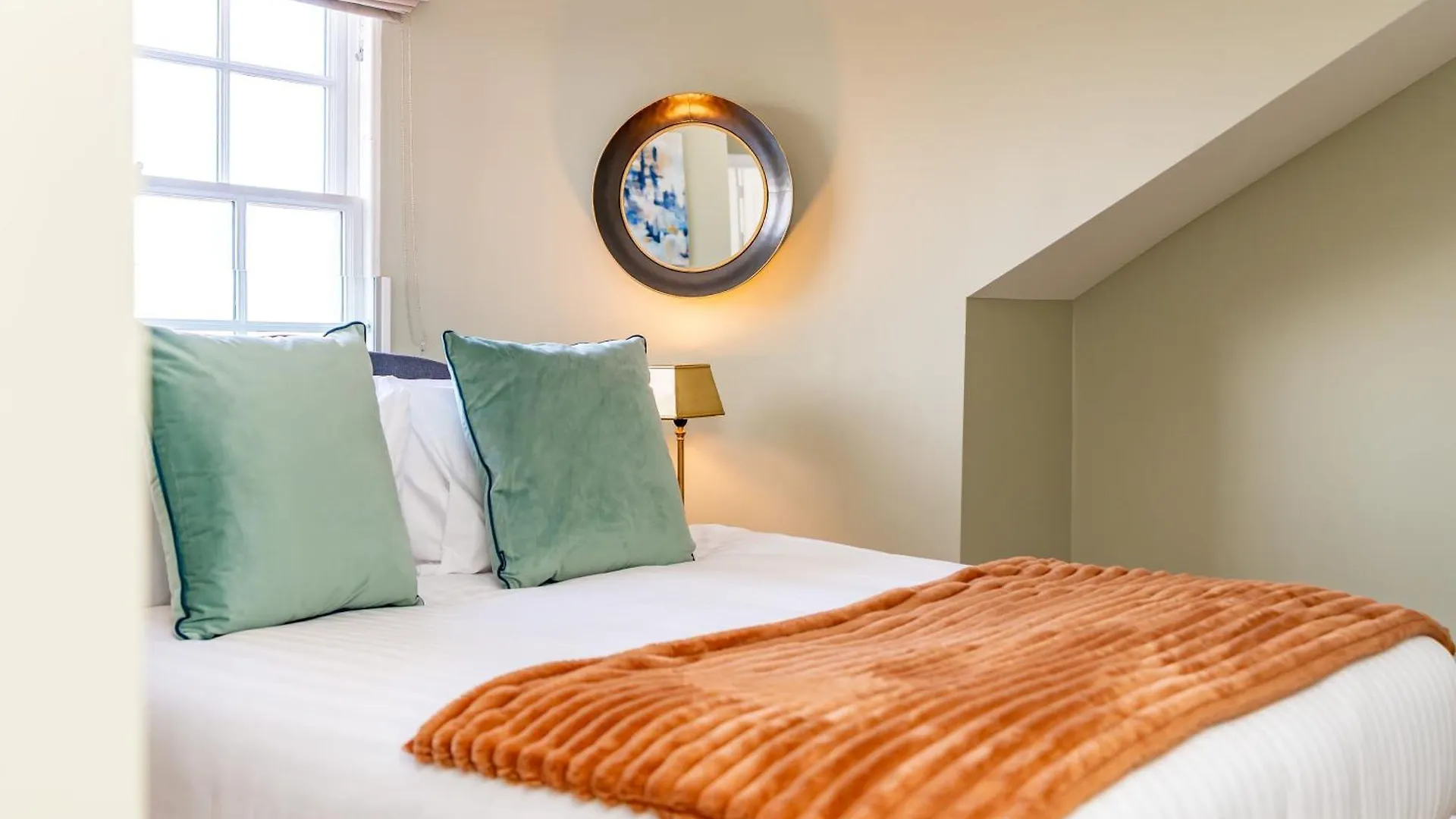 Dragon Suites Luxury Apartments At 9 Albyn Place Edinburg