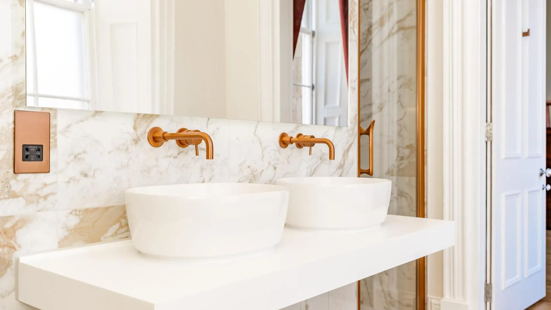 Dragon Suites Luxury Apartments At 9 Albyn Place Edinburg Storbritannien